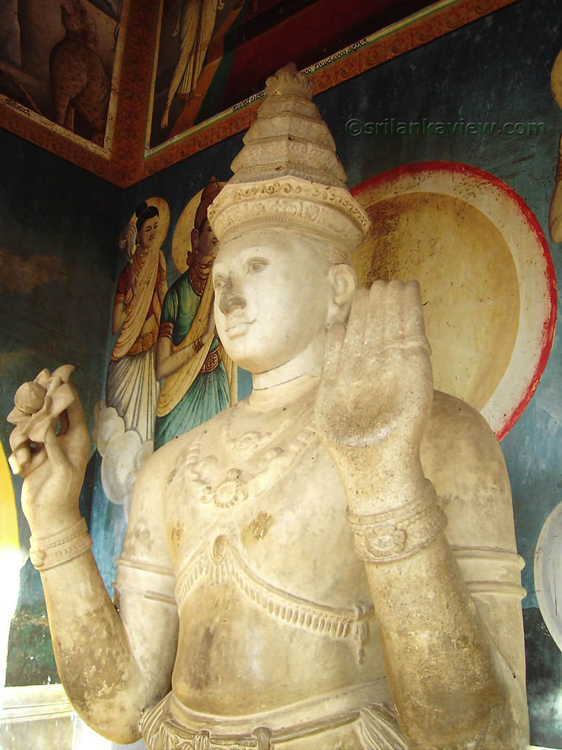 Ruwanweliseya Maithree Bodhisatva statue  